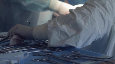 kanda ameliyat elleri, koruyucu eldiven hemşire koğuşta cerrahi aletler veren doktorlar katılıyor