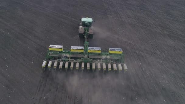 Vista aérea de aração de primavera de campo com um trator com um cultivador, preparação de solo pela utilização de equipamento agrícola — Vídeo de Stock