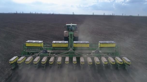 春のフィールドワーク、播種前に農地を耕す耕作者の農家の空中ビュー — ストック動画