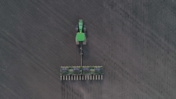 Trator que cultiva terras aráveis para sementeira, vista aérea sobre máquinas agrícolas modernas no campo — Vídeo de Stock