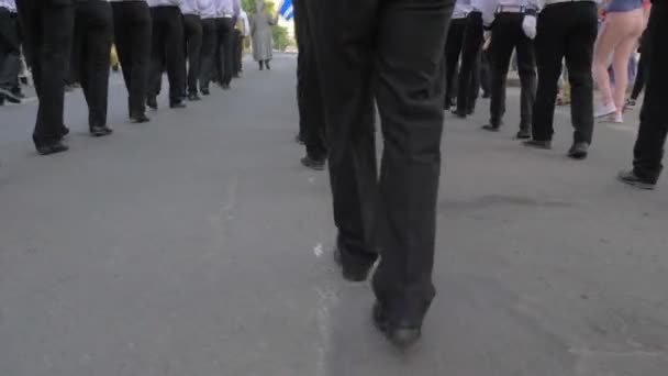 Pernas de marinheiros jovens marchando com instrumentos musicais na mão em desfile na rua — Vídeo de Stock