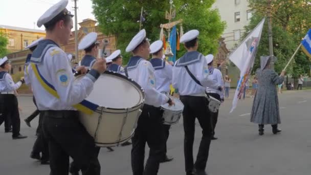 Marineros en uniforme tocan instrumentos musicales durante la marcha en desfile y llevan diferentes banderas en la calle — Vídeos de Stock