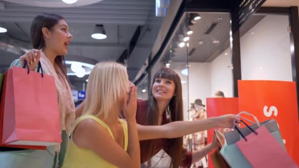 Černý pátek, Smějící se shopaholics přítelkyně radovat se ze slev na prodejní sezónu při nákupech v módním obchodě — Stock video