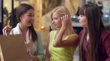 Alışverişkolik sevgililer, Kara Cuma satışları ve indirimli indirimli moda mağazalarındaki alışverişlerden sonra akıllı telefondan alışveriş paketleriyle selfie çekiyorlar.