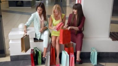 Şık alışveriş düşkünleri kadın, satış ve indirim sezonunda moda mağazalarından yeni alışverişler izliyor