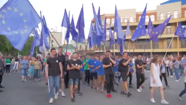 Foule de gens avec beaucoup de drapeaux de l'UE marchent le long de la rue de la ville — Video