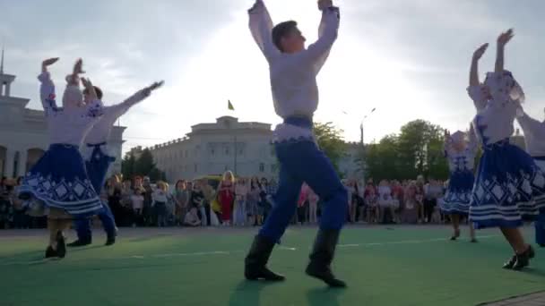 Tradições étnicas, jovens em trajes nacionais dança folclórica na área da cidade antes da multidão público de férias — Vídeo de Stock