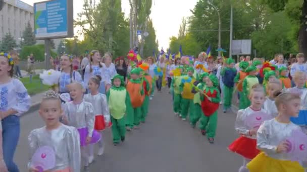 Événement national de la ville, foule enfants et adolescents en costumes différents marchent le long de la rue de la ville et crient des chants à l'extérieur — Video