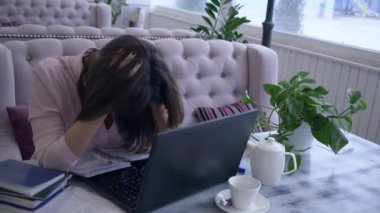 İşletme teslim tarihi, çok çalışan kız uzak işletme yönetimi sırasında modern bilgisayar teknolojisi kullanıyor ve not defterine notlar yazıyor.
