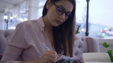 Okuma yazışmaları, öğrenci kadın bilgisayar teknolojisi kullanarak çevrimiçi öğretim ve defterde not tutan kitaplardan öğreniyor.