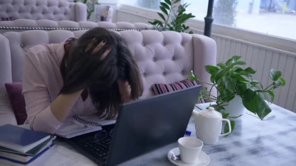 Scadenza aziendale, ragazza oberata di lavoro utilizza la moderna tecnologia informatica durante la gestione aziendale remota e prende appunti nel notebook — Video Stock