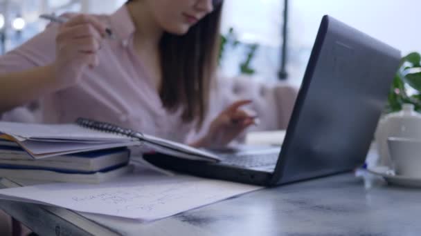 Çevrimiçi satın alma, mutlu öğrenci kız eğitimi kredi kartı ve dizüstü bilgisayarla ödüyor. Mesafe çalışmasından sonra masada oturuyor. — Stok video