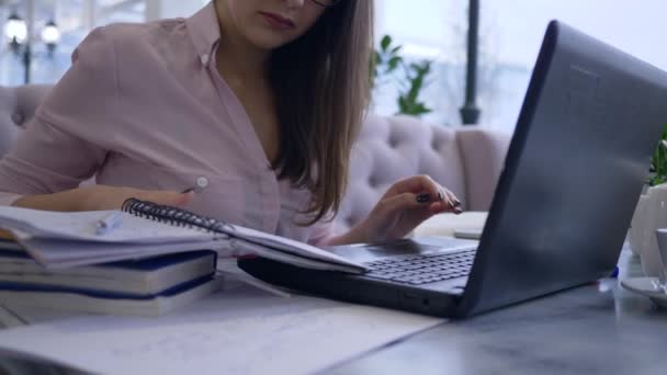 Online betalen, student meisje werkt op laptop computer tijdens afstandsonderwijs en betaalt voor onderwijs met plastic kaart close-up — Stockvideo