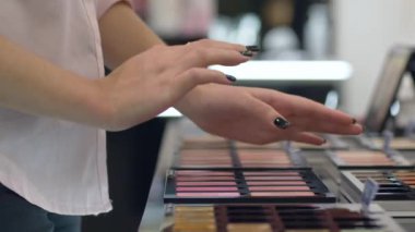Moda alışverişçisi kız makyaj ve kozmetik mağazasında test için yeni bir allık tonu seçti