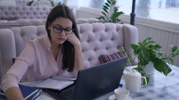 Mujer de negocios adicta al trabajo cansado utiliza la tecnología informática moderna durante la planificación y gestión de negocios a distancia y toma notas — Vídeos de Stock