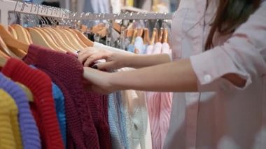 Müşterilerin yaşam tarzı, müşterilerin elleri butikte şık kıyafetler seçiyor indirimler sırasında kapatılıyor.
