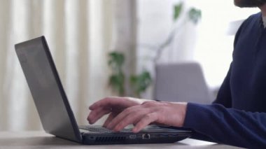 İnternet ile çalışan iş adamı, klavyede daktilo metnine yakın çekim yapan serbest çalışan erkek.