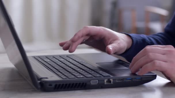 Primer plano de las manos masculinas escribiendo en el teclado, escribiendo correo electrónico o trabajando en la computadora — Vídeo de stock