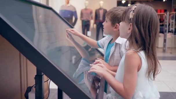 Enfance moderne, beaux enfants utilise écran tactile interactif Pour la recherche meilleur itinéraire — Video