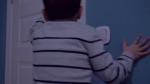 Elenergibesparing, barnpojken tänder ljuset och går på toaletten — Stockvideo
