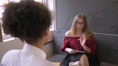 Çok ırklı iletişim, mutlu siyah kız eğlencesi kız arkadaşıyla vakit geçiriyor.