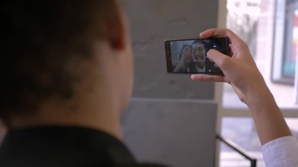 Engraçado multi-étnico adolescente meninas tomando foto selfie no telefone celular enquanto relaxa close-up no tempo de lazer — Vídeo de Stock