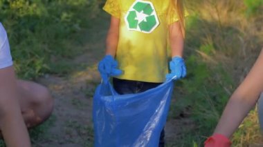 Güneşli bir günde güneşli bir günde tatil köyünde mavi havuz kenarında dinlenen uzun saçlı mutlu kadın.