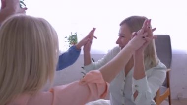 Anne ile eğlenceli iletişim, mutlu anne sevgili kızları ile sohbet etmek ve evde dinlenirken eğlenmek