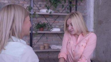 Anne bakımı, güzel yetişkin kız kızı aşk annesi ile konuşuyor ve evde dinlenirken sarılıyor.