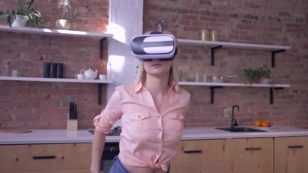 Przyszłość jest teraz, młoda kobieta w masce wirtualnej rzeczywistości odgrywa nowoczesną grę w domu — Wideo stockowe