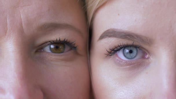 Generationsvergleich, die Augen der kaukasischen Mutter und Tochter nebeneinander, die gemeinsam in die Kamera schauen — Stockvideo