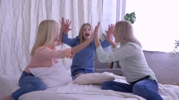 Щасливий час з мамою, весела сім'я мама і дочки обіймаються і цілуються під час спілкування на ліжку — стокове відео