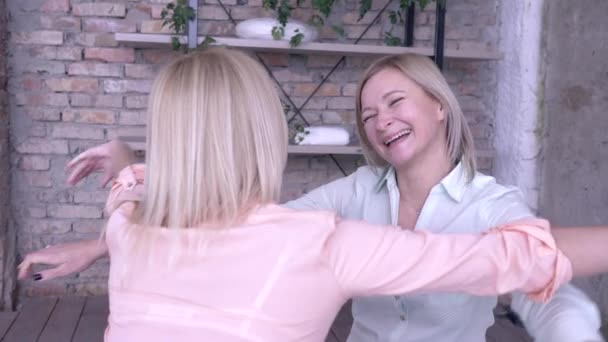 어머니의 부드러움, 메리 미소를 짓는 어머니는 집에서 쉬면서 어른 딸 과즐겁게 의사소통을 하고 포옹을 한다 — 비디오