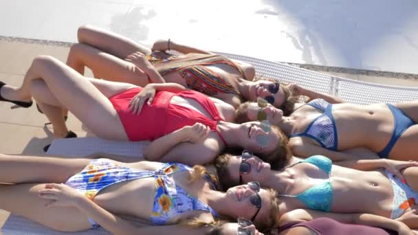 Opalování, šťastná žena s krásnými těly v plavkách odpočívají na lehátku pod sluncem — Stock video