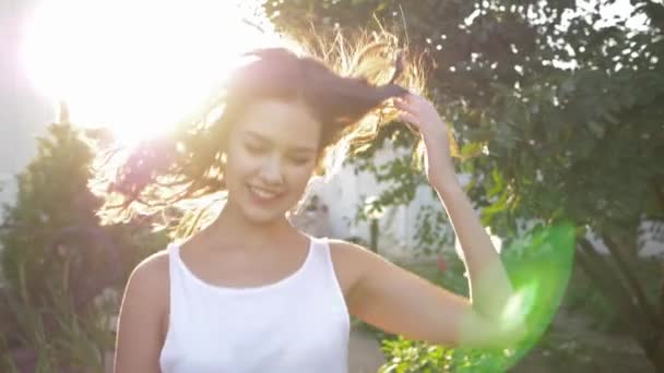 Emoción de la felicidad sonriendo a las mujeres en los rayos del sol de cerca en el aire libre — Vídeos de Stock