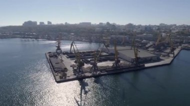 Deniz rıhtımının en üst görüntüsü konteynırlarla ve deniz rıhtımındaki vinçleri kente karşı kaldırır.