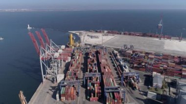 Sanayi ticaret limanı konteynırlar ve Karadeniz kıyısı üzerinde vinç kaldırmak, insansız hava aracı manzarası