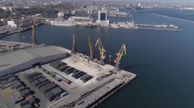 Yapı malzemeleri ve Karadeniz rıhtımında vinçlerin kaldırılması sırasında liman endüstrisi üst görünüm