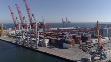 Konteynırlarla ticaret limanı ve Karadeniz kıyısındaki vinçleri kaldırma, yukarıdan görüş