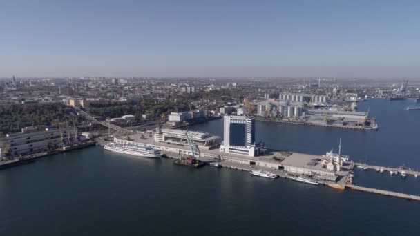 Panorama de ciudad puerto internacional junto al mar con hotel y barcos en el Mar Negro Embankment contra el cielo azul, vista aérea — Vídeo de stock