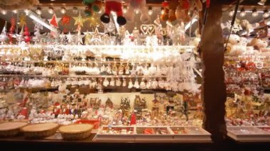 Yeni yıl mağazası, bir sürü Noel hediyesi ve turistler için parlak tezgahta oyuncaklar.