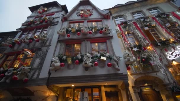Праздничная атмосфера, городские дома украшены большими плюшевыми медведями и гирляндами перед Рождеством — стоковое видео