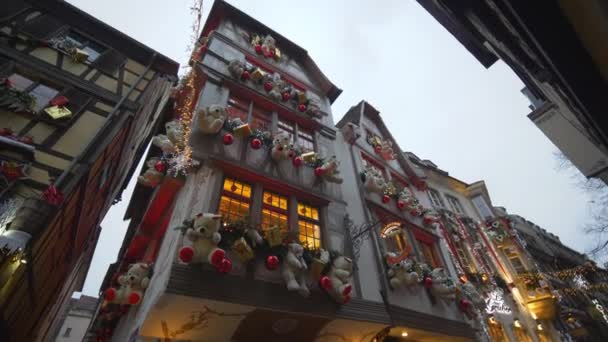 Christmas atmosphere, town houses are decorated with big teddy bears and garlands before New Year — Stock Video