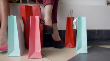 Alışveriş günü, indirimler ve satış sezonunda bir sürü renkli çanta taşıyan moda kızları.