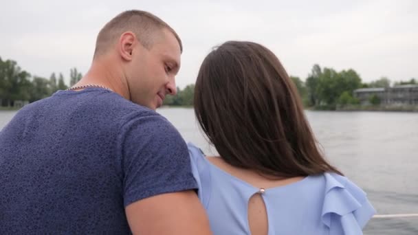 Familia pareja abrazo en fondo mar, feliz dos personas en yate, descanso en el agua, pareja romántica en al aire libre — Vídeo de stock