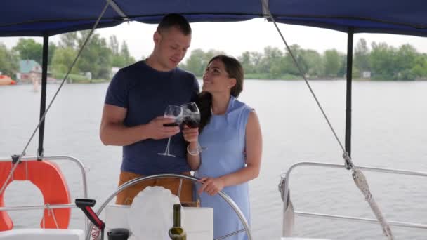 jachtozás, család pár ölelés a központban, boldog két ember iszik bort a jachton, pihenés a vízen, romantikus pár iszik vörös ital