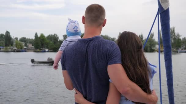 Marido y mujer con un niño pequeño en el yate, viajes en familia, mamá, papá e hijo al aire libre, padres felices con el niño en el descanso — Vídeos de Stock