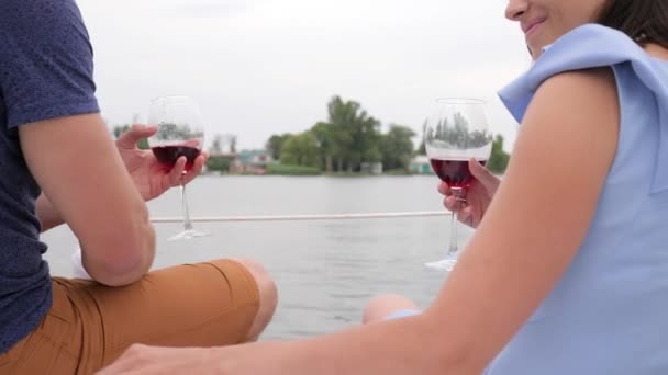 Mujer alimentación de manos hombre, descansar en el agua, pareja familiar beber vino en yate, pareja romántica beber bebida roja — Vídeo de stock