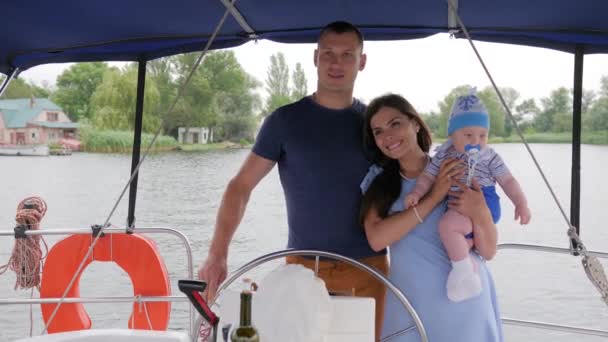 Мама, папа и маленький ребенок во время летнего отдыха на реке, супруг и жена с маленьким ребенком на яхте, семейные путешествия — стоковое видео