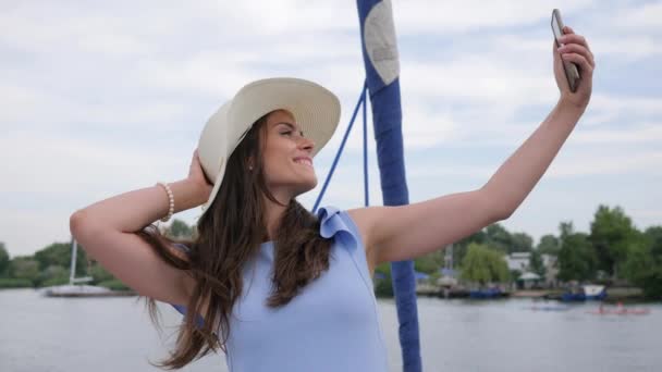 Mujer hacer fotos en el teléfono móvil al aire libre, mujer crear foto selfi en el mar de fondo, video de viajes — Vídeos de Stock